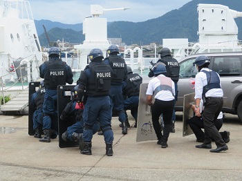 銃器対策部隊等がテロリストを包囲