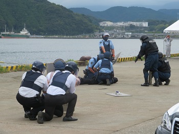 テロリストを制圧検挙