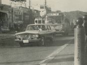 はりまや橋を行くパトロールカー（昭和３７年頃）