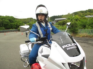 女性白バイ隊員乗車