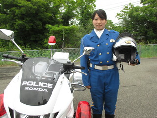 女性白バイ隊員降車