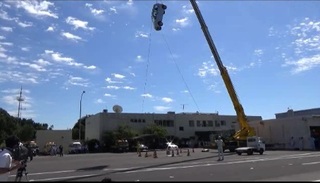 軽乗用車をクレーン車で吊り上げた様子