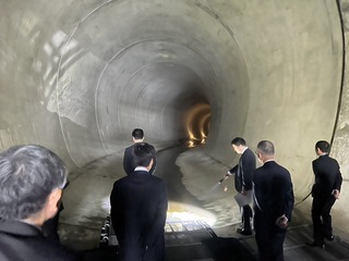 放水トンネル見学の様子