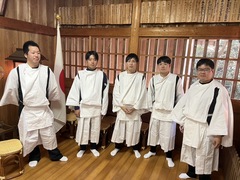 ３
