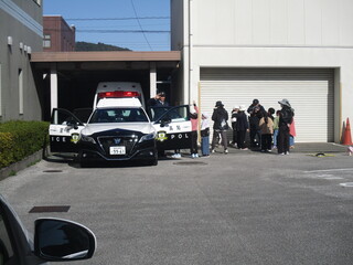 装備資機材の説明及びパトカー乗車体験