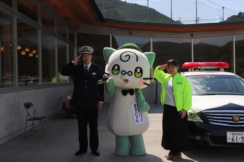 まきにゃんと敬礼