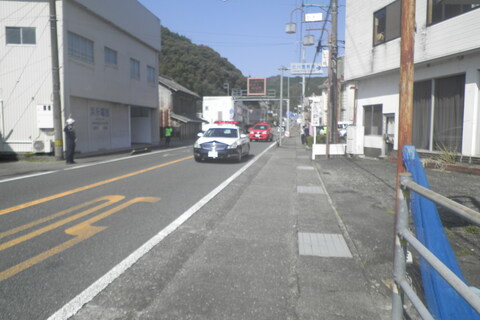 佐川警察署から発進するパトカー
