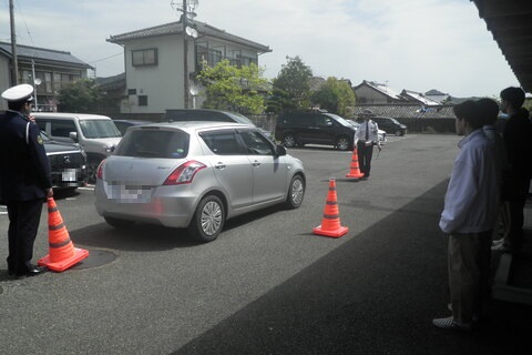 運転席からの死角を学ぶ様子