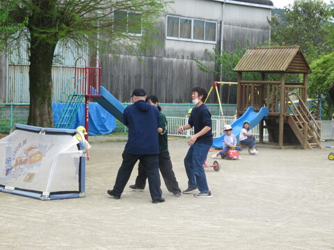 室外での不審者対応訓練の様子