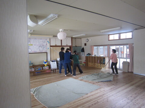 室内での不審者対応訓練の様子