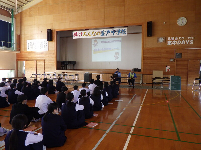 体育館で自動車交通安全教室を実施している様子