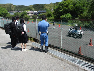 訓練している白バイを見学している様子
