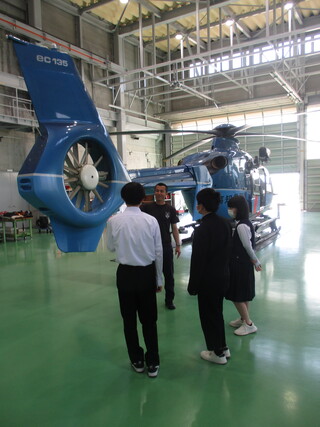 航空隊のヘリを見学している様子