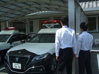 パトカーを見学している様子