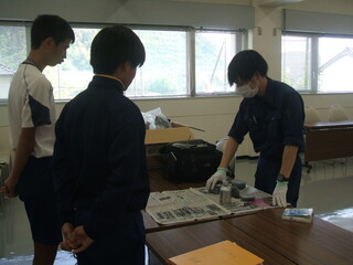 鑑識の業務を見学している様子