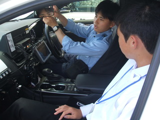 学生がパトカーに乗車している様子