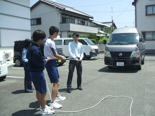 ロープワークを体験している様子
