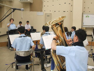音楽隊を見学している様子