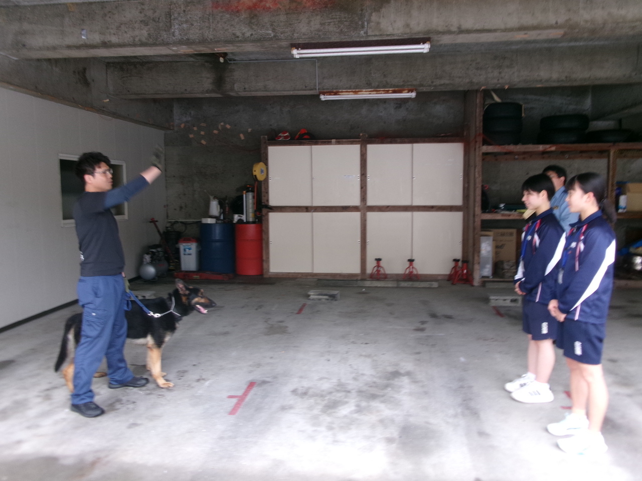 警察犬による捜索に関する説明を受けている様子
