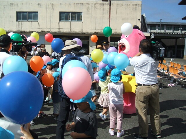 おとどちゃんと園児の風船飛ばしの状況