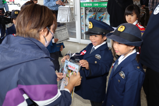 物品配布の様子 物品配布の様子