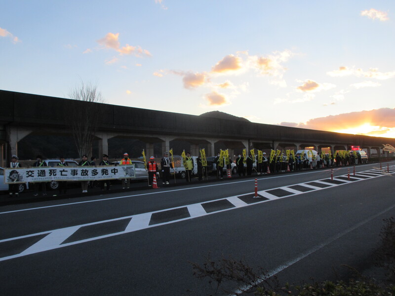 交通事故防止呼びかけ活動の様子