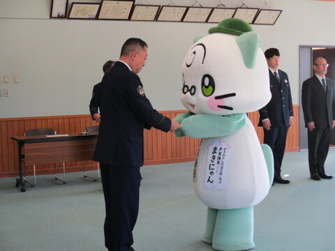 まきにゃんに一日警察署長を委嘱している様子