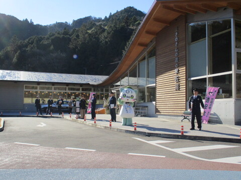 道の駅前で手を振るまきにゃん