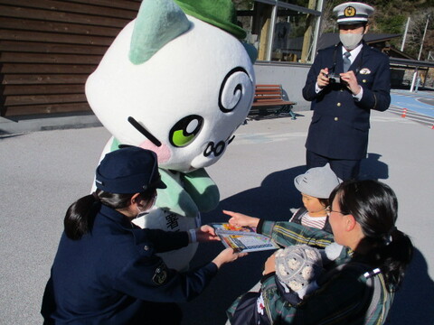 チラシを配るまきにゃん