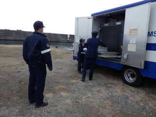 移動式Ｘ線車両による所持品検査