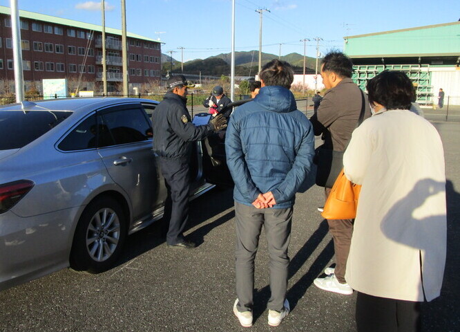 パトカー運転訓練視察の様子