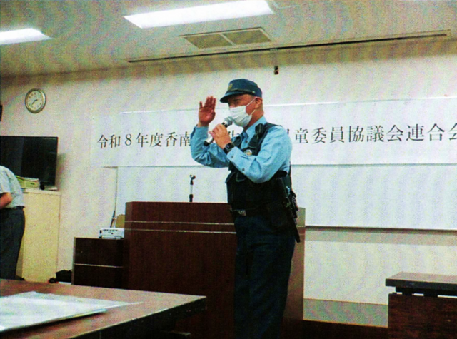 吉川駐在所員による講演の様子 吉川駐在所員による講演の様子