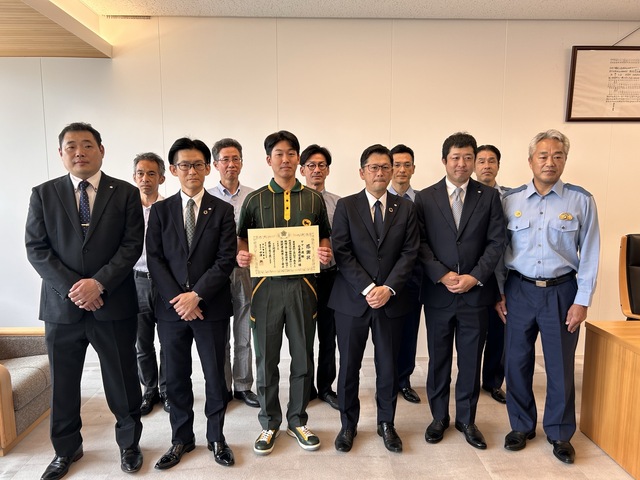 感謝状贈呈の様子 感謝状贈呈の様子