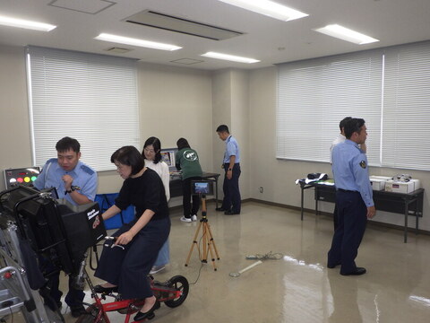 署地域控室での交通安全対策用資機材体験の模様 署地域控室での交通安全対策用資機材体験の模様