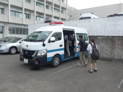 移動交番車を見学する様子